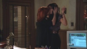 Lindsay Price and Sara Rue, Lesbian Kiss Eastwick