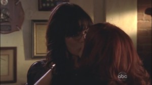 Lindsay Price and Sara Rue, Lesbian Kiss Eastwick