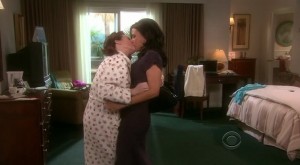 Julia Louis-Dreyfus and Megan Mullally, Lesbian Kiss