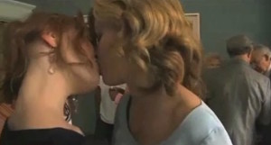 Lesbian kiss, Elizabeth Banks and Alicia Witt