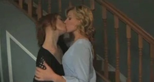 Elizabeth Banks and Alicia Witt, lesbian kiss