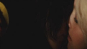 Dakota Fanning and Kristen Stewart, Lesbian kiss The Runaways lesmedia