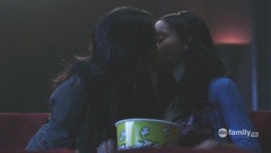 Bianca Lawson and Shay Mitchell, Lesbian kiss Pretty Little Liars lesmedia