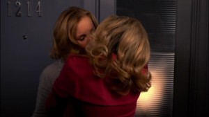 Elizabeth Perkins and Jamie Denbo, Lesbian Kiss