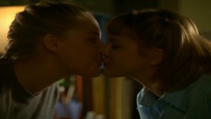 Katherine Heigl and Larisa Oleynik, Lesbian Kiss