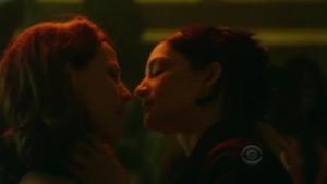 Archie Panjabi and Lili Taylor, Lesbian kiss lesmedia