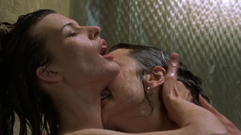 Milla Jovovich, Aisha Tyler and Sarah Strange Lesbian Scene from. 
