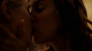 Heather Graham and Jessica Stroup, Lesbian Kiss Images lesmedia