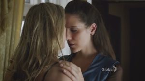 Bo & Lauren Lesbian Kiss Lost Girl (8 Dec. 2013)