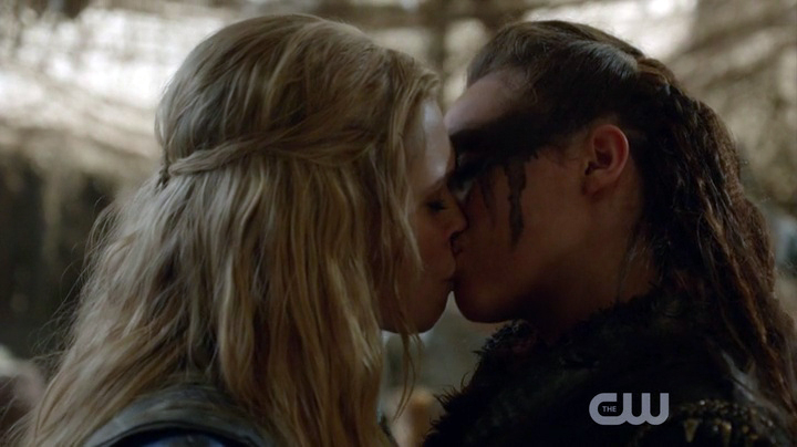 Clarke and Lexa Lesbian Kiss