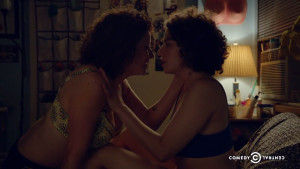 Ilana Glazer and Alia Shawkat Lesbian Scene