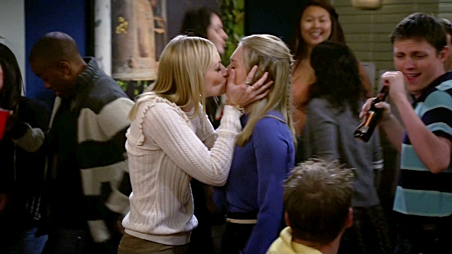 2 Broke Girls Lesbian - Caroline and Diana Kiss â€“ 2 Broke Girls Season 6 â€“ Lesbian Media Blog